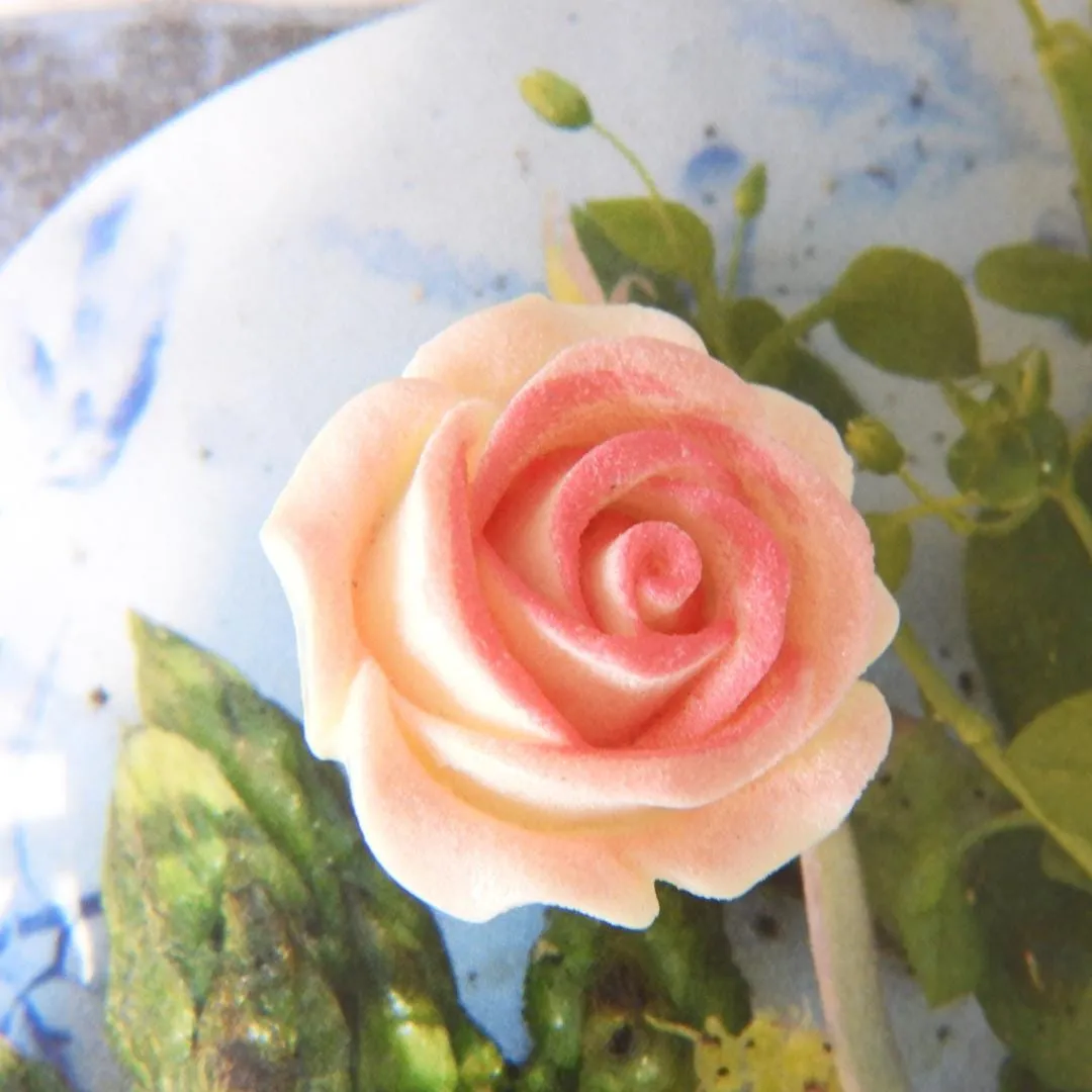 Rose flower-shaped button