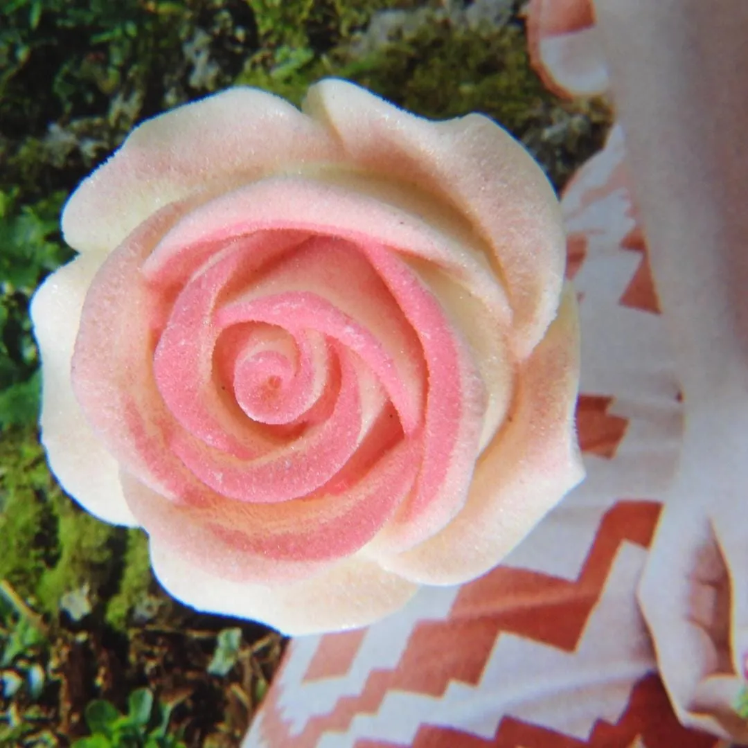 Rose flower-shaped button